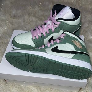 Jordan 1 Mid SE Dutch Green